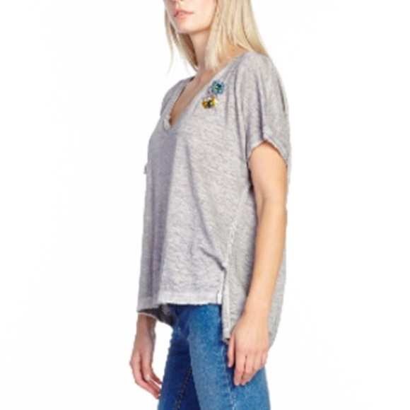 ▪️ARATTA | Gray Linen V-Neck Tee - Picture 3 of 4